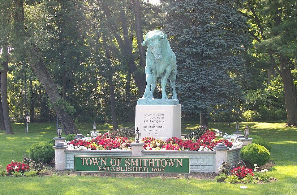 Smithtown, NY - File:Whisper the Smithtown Bull (cropped).JPG - Wikimedia Commons